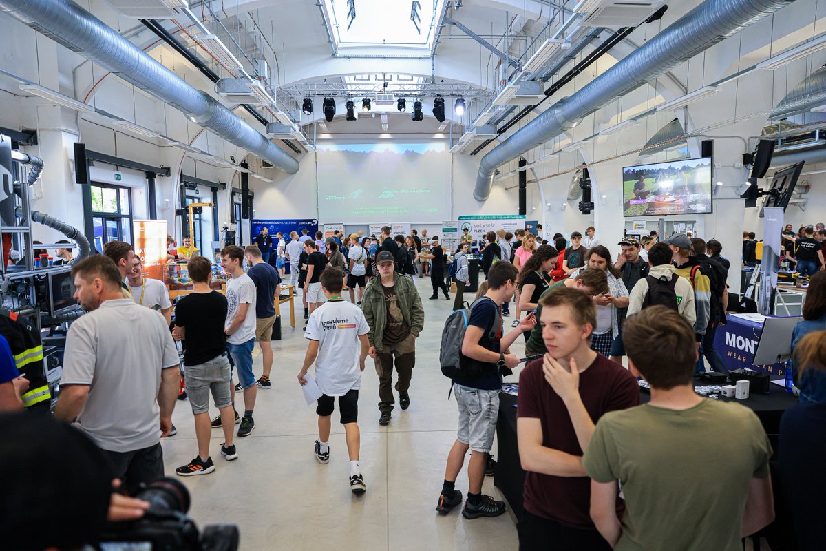 SIT_Port's tweet photo. Festival Inovujeme Plzeň se letos opravdu vydařil! 🎉
Poprvé jsme tento event pořádali v prostorách #TechTower a opravdu to stálo za to. 💪
Přijeli vystavovatelé z celé republiky a představili své technologické inovativní produkty. 👨‍💻🚀 https://t.co/HeZBVirnjb