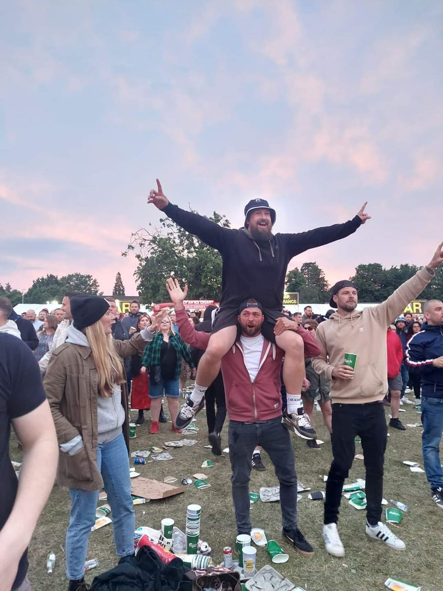 pezzaperrin's tweet photo. Throwback, best day ever. @liamgallagher #Knebworth22 #LiamGallagher https://t.co/GZWnPAoYtw