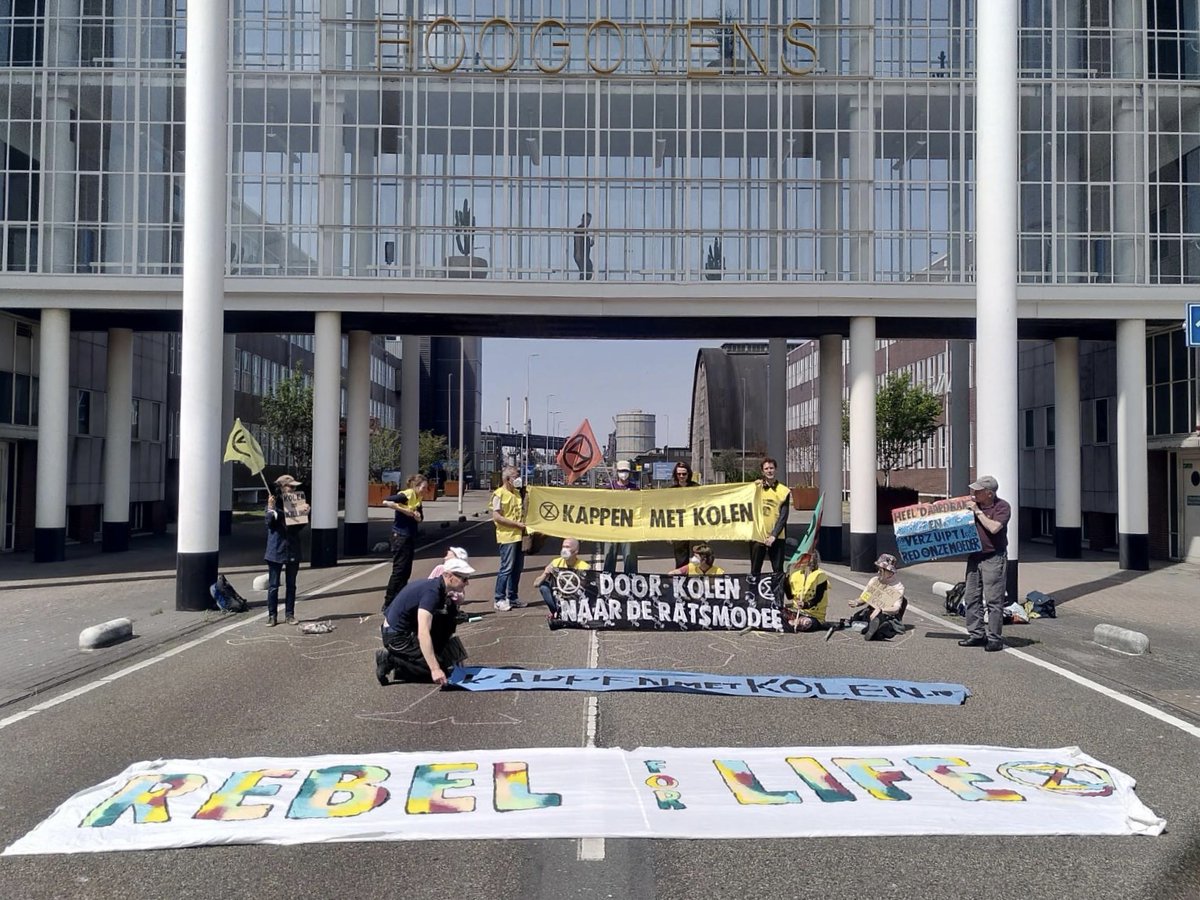 Blokkade in de brandende zon, want: kappen met die kolen!  @TataSteelNL #IJmuiden #stopfossilfuels #stopglobalwarming @NLRebellion