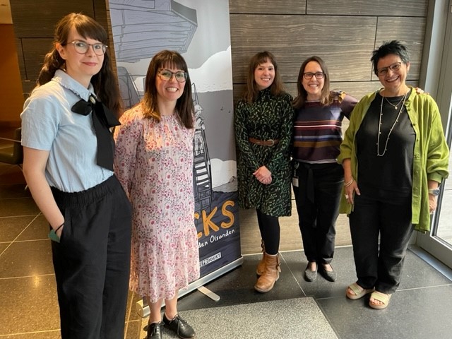 📖 What a pleasure to celebrate at the Embassy last Friday, alongside <a href="/CBCbird/">Lindsay Bird</a> <a href="/Leafvangenova/">Katja Klengel</a> &amp; <a href="/AstridFellner/">Astrid Fellner</a>, the launch of the #GraphicNovel #DUCKS by 🇨🇦 author #KateBeaton <a href="/beatonna/">Kate Beaton</a> in German

+ More info on <a href="/beatonna/">Kate Beaton</a> #CanLit🍁literary tour in 🇩🇪 here: reprodukt.com/blogs/veransta…