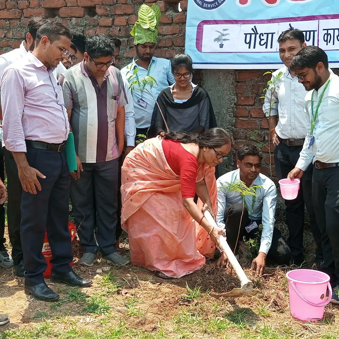 RpyttcKoderma's tweet image. झारखंड के कोडरमा जिले के रमेश प्रसाद यादव शिक्षक प्रशिक्षण महाविद्यालय में मिशन लाइफ के तहत महाविद्यालय के एनएसएस इकाई के बैनर तले पर्यावरण संरक्षण सह पौधरोपण कार्यक्रम का आयोजन किया गया। साथ ही पर्यावरण संरक्षण को लेकर उपस्थित लोगों को शपथ भी दिलाया गया।   @ncteDelhi