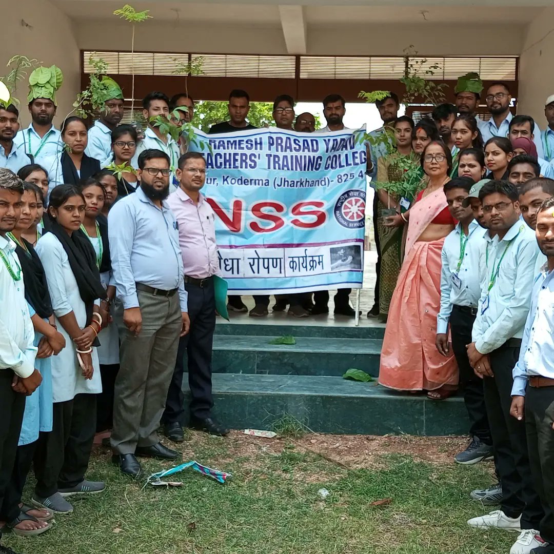 RpyttcKoderma's tweet image. झारखंड के कोडरमा जिले के रमेश प्रसाद यादव शिक्षक प्रशिक्षण महाविद्यालय में मिशन लाइफ के तहत महाविद्यालय के एनएसएस इकाई के बैनर तले पर्यावरण संरक्षण सह पौधरोपण कार्यक्रम का आयोजन किया गया। साथ ही पर्यावरण संरक्षण को लेकर उपस्थित लोगों को शपथ भी दिलाया गया।   @ncteDelhi