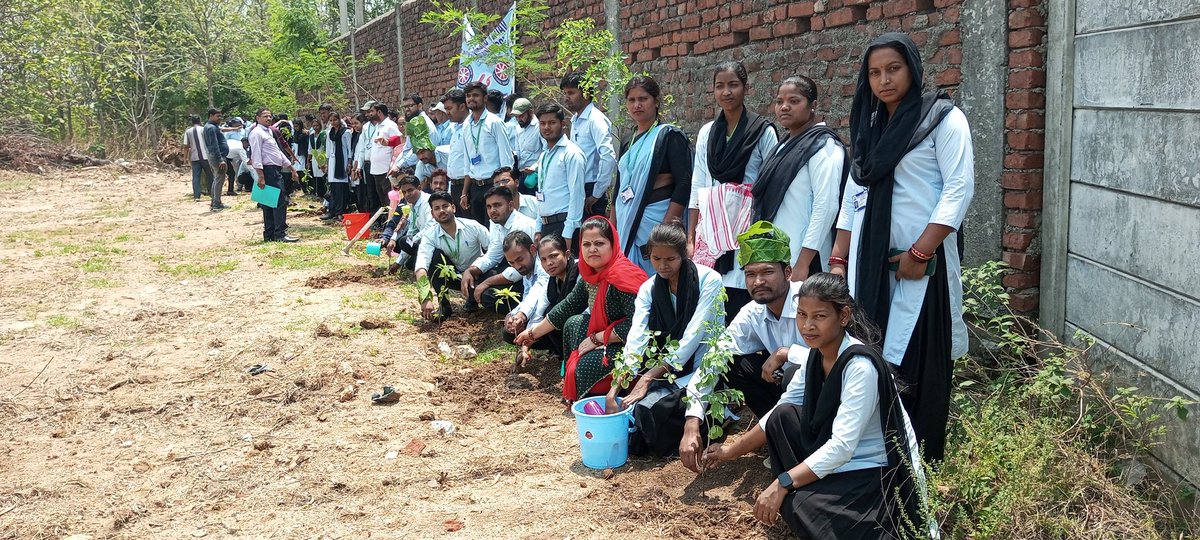 RpyttcKoderma's tweet image. झारखंड के कोडरमा जिले के रमेश प्रसाद यादव शिक्षक प्रशिक्षण महाविद्यालय में मिशन लाइफ के तहत महाविद्यालय के एनएसएस इकाई के बैनर तले पर्यावरण संरक्षण सह पौधरोपण कार्यक्रम का आयोजन किया गया। साथ ही पर्यावरण संरक्षण को लेकर उपस्थित लोगों को शपथ भी दिलाया गया।   @ncteDelhi