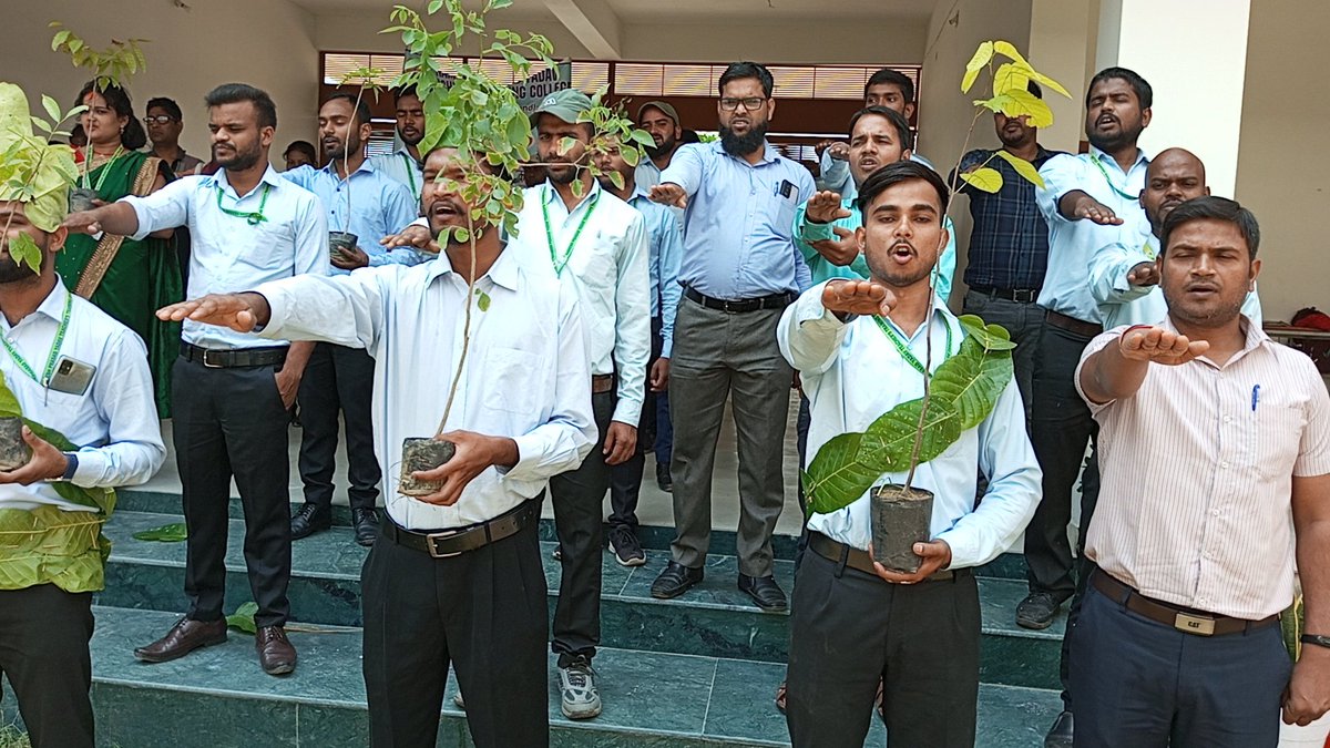 RpyttcKoderma's tweet image. झारखंड के कोडरमा जिले के रमेश प्रसाद यादव शिक्षक प्रशिक्षण महाविद्यालय में मिशन लाइफ के तहत महाविद्यालय के एनएसएस इकाई के बैनर तले पर्यावरण संरक्षण सह पौधरोपण कार्यक्रम का आयोजन किया गया। साथ ही पर्यावरण संरक्षण को लेकर उपस्थित लोगों को शपथ भी दिलाया गया।   @ncteDelhi