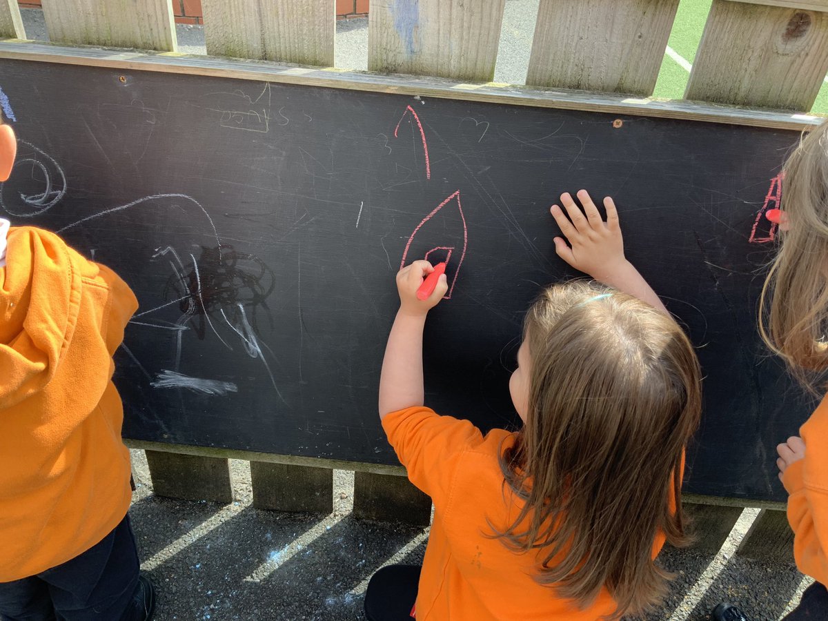 RDPSNursery's tweet image. Today we went on a ‘listening train ride’ we drew what we saw and heard while we made our way down the tracks 🚂
#RDPSNursery #Listeningwalks #Outdoormarkmaking