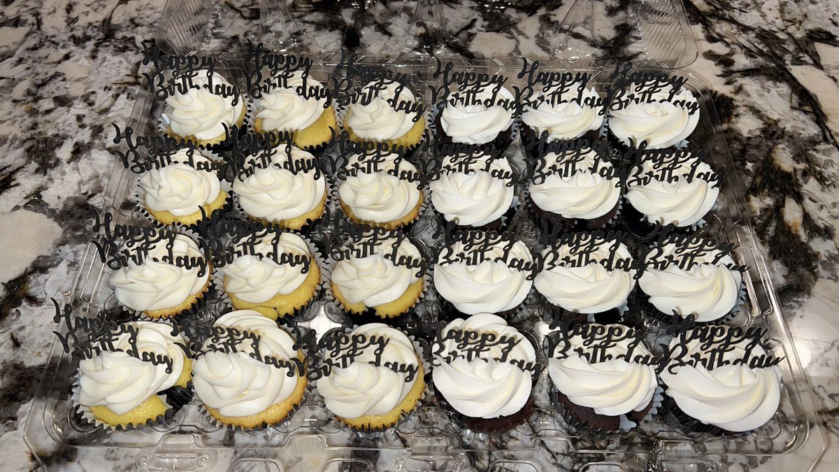 DaffDelights's tweet image. Happy Birthday 🥳🥳🥳

Lemon and Red Velvet Cupcakes 🧁🍋
•
•
•
•
#vanillacupcakes  #vanillafrosting  #lemoncupcakes #redveletcupcakes #buttercream #whipfrosting  #cakepops #creamcheese #homebakery #HappyBirthday #texas #springtx #woodlandstx #humbletx #conroetx #Houstontx