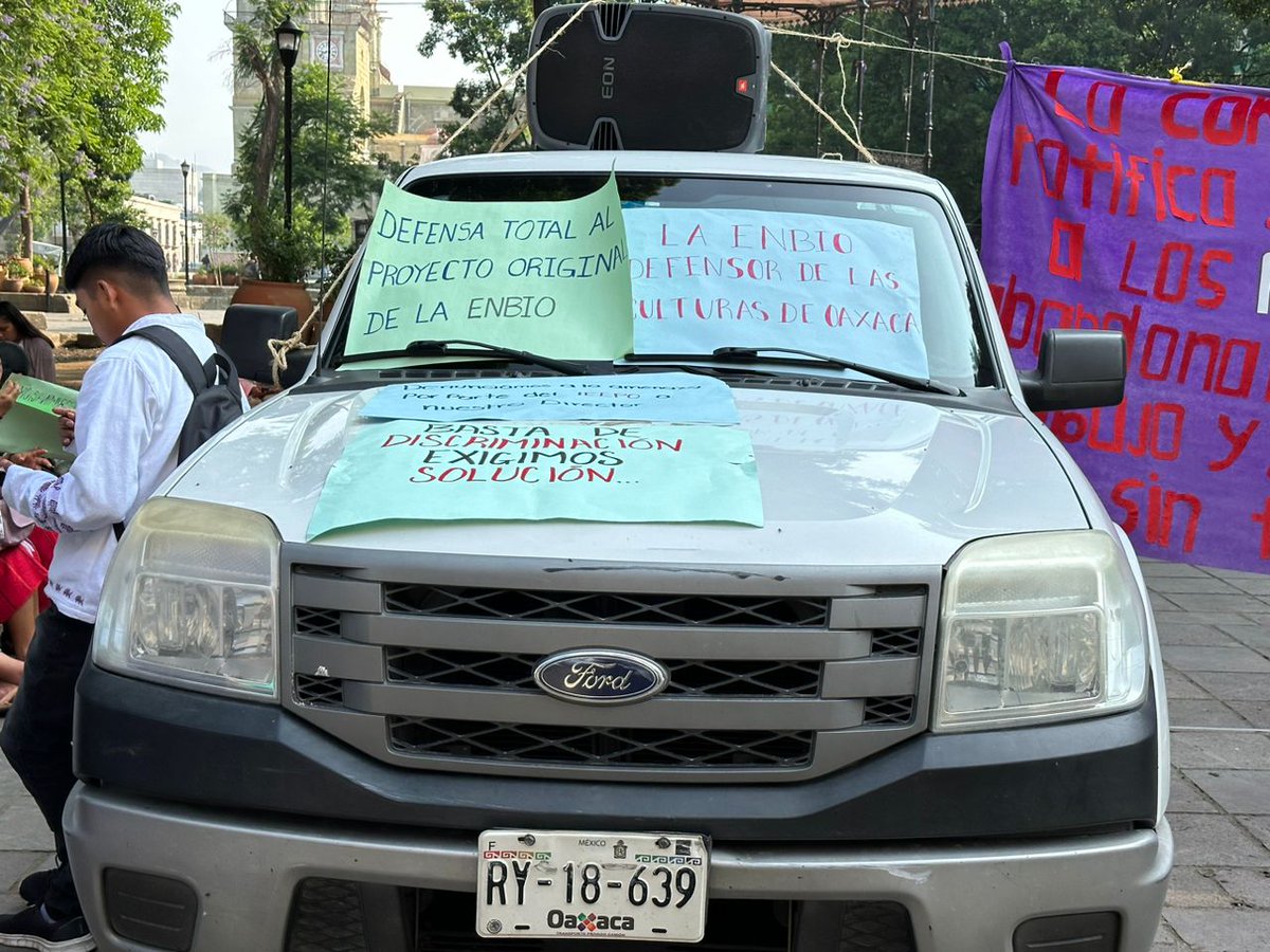 CentralQNoticia's tweet photo. Se manifiesta la #ENBIO a las afueras de Palacio de Gobierno
Miembros de la Escuela Normal Bilingüe e Intercultural de Oaxaca (ENBIO) protestan al exterior de Palacio de Gobierno, exigen una reunión con el secretario de Gobierno, además una resolución a sus demandas, así como la defensa de los proyectos educativos que emprende su institución. Pretenden seguir su movilización hasta no entablar un dialogo con la administración.
📸 Joaquín Bernal / Central Q Noticias
#CentralQNoticias #Noticias #Oaxaca