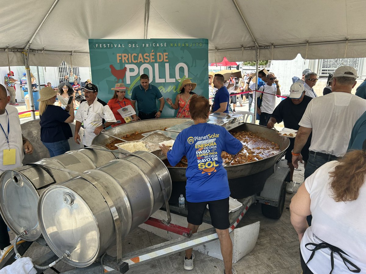 Unas 495 libras de pollo se cocinaron ayer en Naranjito para hacer el mega fricasé de pollo 🐓🍗🇵🇷 Info brindada por <a href="/yeisamorales/">Yeisa Morales</a>