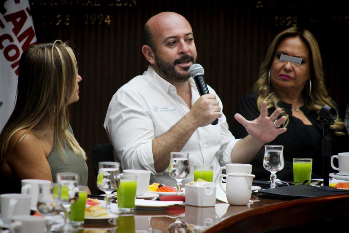 giarmi's tweet photo. Si algún día aparezco muerta o me desaparecen es porq denuncié a #MarcoValerio Srio. del Trabajo #Jalisco por hostigamiento sexual y acoso laboral.
No me suicidé
No me prendí fuego
No trabajo para el CO
NADA de lo q diga @EnriqueAlfaroR ni todas las autoridades ES VERDAD #NoFuiYo https://t.co/j9MBSCHtWi
