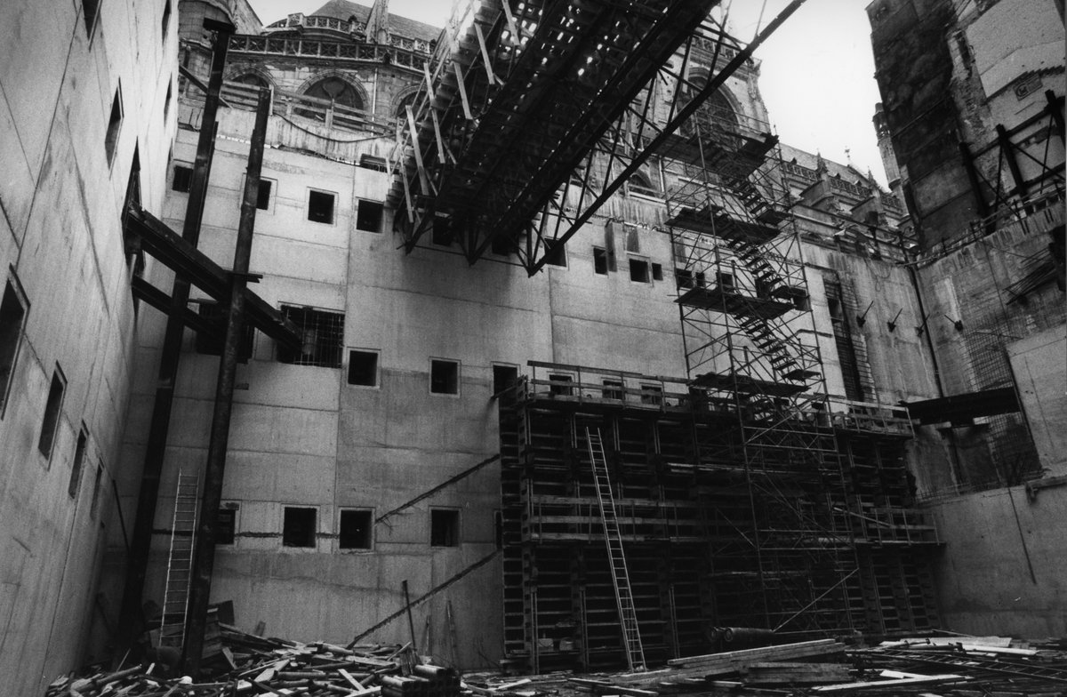 Ircam's tweet image. L’Espace de projection de l’Ircam est un haut lieu de la recherche spatiale et musicale, le cœur vibrant de l’Ircam. Depuis '77, il a été le théâtre autant que le laboratoire de maintes œuvres marquantes...
#Ircam #ManiFeste23 #Espro 
Article à lire : lnkd.in/epenvbUQ