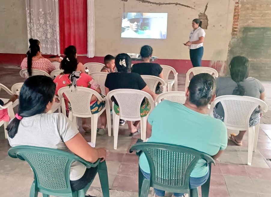 PDDHElSalvador's tweet photo. En seguimiento al trabajo territorial que impulsa la #ProcuradoraDDHH @RaqueldeGuevara, la Delegación #PDDHSonsonate llevó a cabo la segunda jornada educativa sobre Desplazamiento Forzado Interno y #DDHH, dirigida a habitantes del Cantón San Luis, del municipio de Izalco. https://t.co/XcEDCv64pk