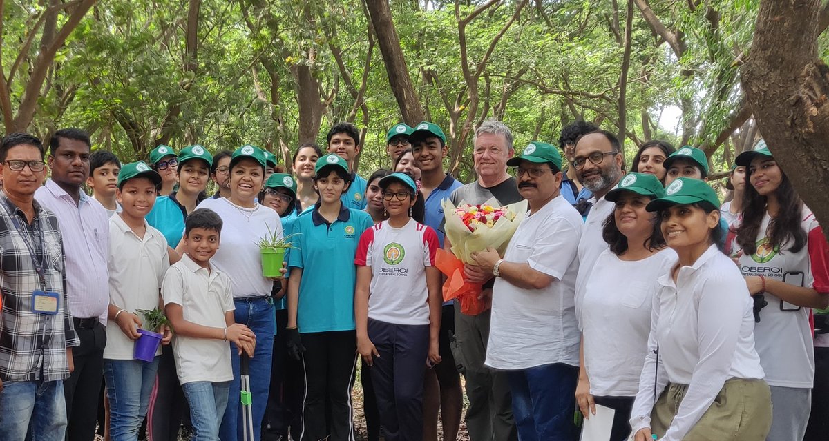 jalpeshmehta's tweet photo. On #WorldEnvironmentalDay the
Citizens of #OberoiSplendor JVLR #Mumbai and Students of #OberoiInternationalSchool stand for Environment and conserving @AareyForest which is home to rich Wildlife incl 9 Leopards living in the heart of an urban City Mumbai 

A big thanks 🙏 (2/3) https://t.co/y6ENmxa2JE
