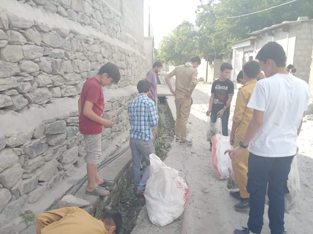 PlasticFreeGLT's tweet photo. اسماعیلی بوائے اسکاؤٹس گروپ زولفقار آباد نے عالمی یوم ماحول کے سلسلے میں ایک صفائی مہم کا انعقاد کیا۔
تقریباً 50+ اسکاؤٹس نے اس مہم میں حصہ لیا۔

#WorldEnvironmentDay2023 
@GB_EPA @DGPakEPA @EnvironmentUrdu @SamreenLiaqat https://t.co/cVOEiNl9hX