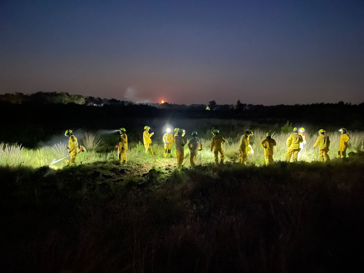 Zondag was de eerste inzet van Handcrew Zuid-Nederland bij een grote natuurbrand in Nationaal Park de Maasduinen in Bergen. De Handcrew Zuid-Nederland ging in de avond aan de slag met het maken van een stoplijn.