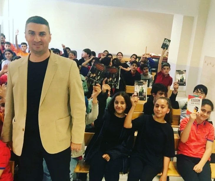 yahyakarakurt's tweet photo. Böylesi anlamlı bir etkinliğe vesile olan saygıdeğer Müdürüm Sn. Hasan Günakan,Türkçe Zümresi, Öğretmen arkadaşlarım, okul aile birliği ve öğrencilerimize yürekten teşekkürler.
.
#imza #söyleşi #yazar #yahyakarakurt 
#imzagünü #imzalıkitap #imzagünümüz #book #bookstagram #kitap https://t.co/FSYB7yony1