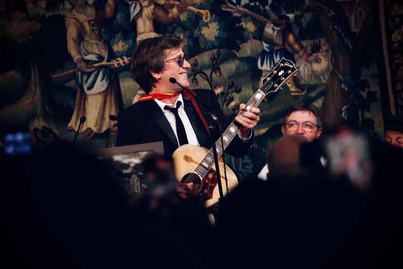 ThomasDutronc's tweet image. OYEZ, OYEZ BRAVES GENS ! Je suis à présent chevalier de l’ordre des tastevins du Clos Vougeot alors un peu de respect dorénavant quand vous penserez à moi… 😅 Je ne savais pas vraiment à quoi m’attendre, et j’ai passé une soirée fabuleuse aux côtés de gens extraordinaires ! 🍷