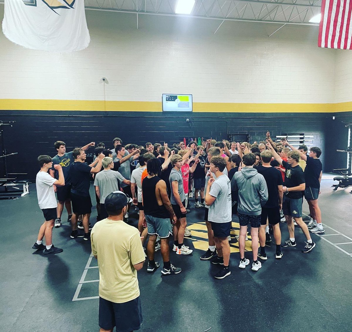 SavannahFB_'s tweet photo. Awesome first day of summer for the Savages!!! Over 100 kids 💪 on day one. Incredible numbers for a school our size!!! https://t.co/r6MXEWkB13