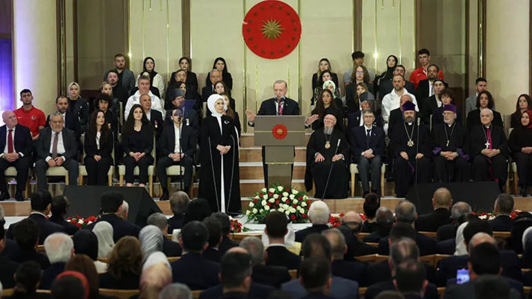 Murat Bardakçı:

''Cumhurbaşkanı Tayyip Erdoğan’ın Cumhurbaşkanlığı Külliyesi’nde önceki gün düzenlenen göreve başlama törenine Venezuela’dan Pakistan’a kadar otuzdan fazla devlet başkanı, başbakan ve seksene yakın ülkenin temsilcileri iştirak etti...

Bizde yapılan devlet