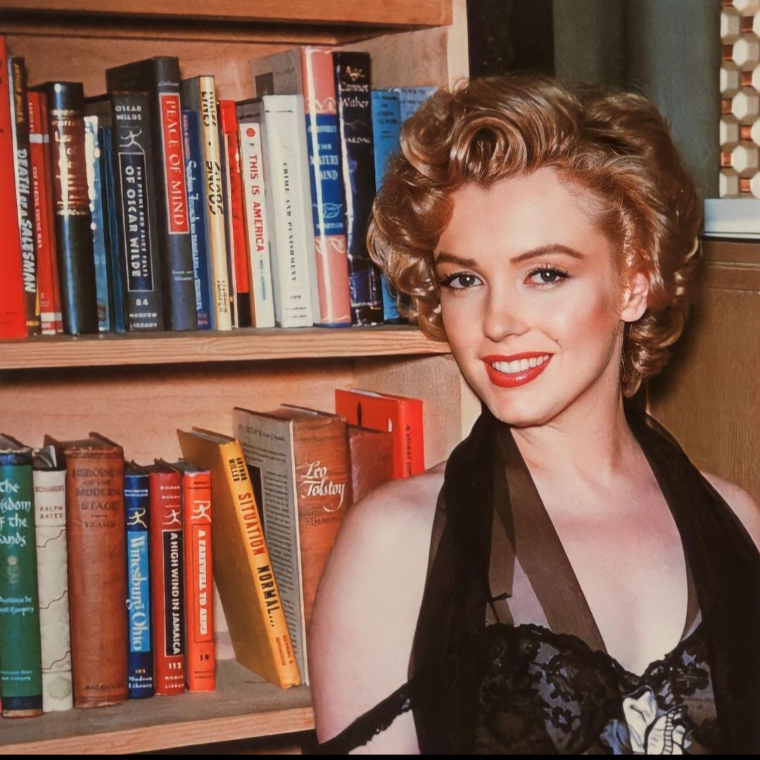 The well-read Marilyn Monroe posing with some of her books in 1952.