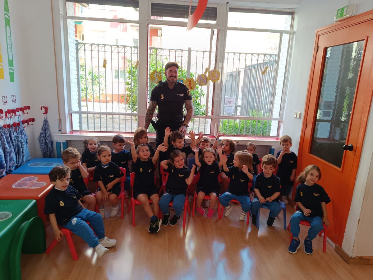 Sup_Policia's tweet photo. El @JaenSup colabora en una jornada abierta con los alumnos de la #Guardería Apolo para conocer la #PolicíaNacional
Cada niño ha podido disfrutar viendo vehículos policiales, soñando ya con ser unos pequeños #HéroesSinCapa con sus camisetas y todo https://t.co/SxFfANCgLX