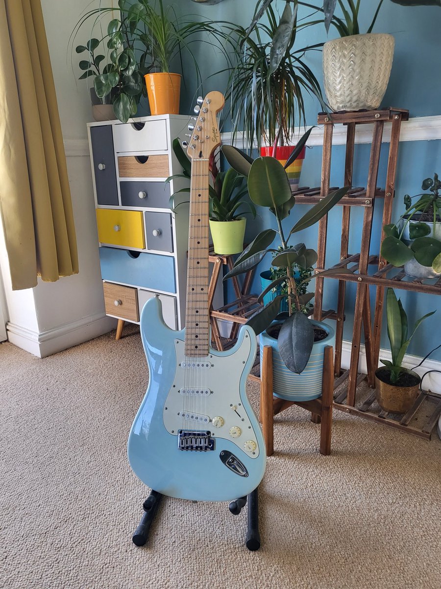 PauloAndrew86's tweet photo. Guitar repair job done. . And now it's mine #Notgoodbusiness https://t.co/wNJgpBNqWQ