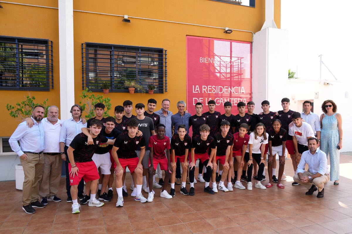 Fundacion1890's tweet photo. 🗣️ @pgaguado y la @CanteraSFC juntos hablando de la prevención de adicciones en adolescentes como parte del #ProyectoFES que @JuegoSostenible está llevando a cabo con la @AndaluciaJunta.
ℹ️https://t.co/Mh4hi6Ja4t
#NuncaTeRindas #FundaciónSevillaFC https://t.co/NA56uCt0u8