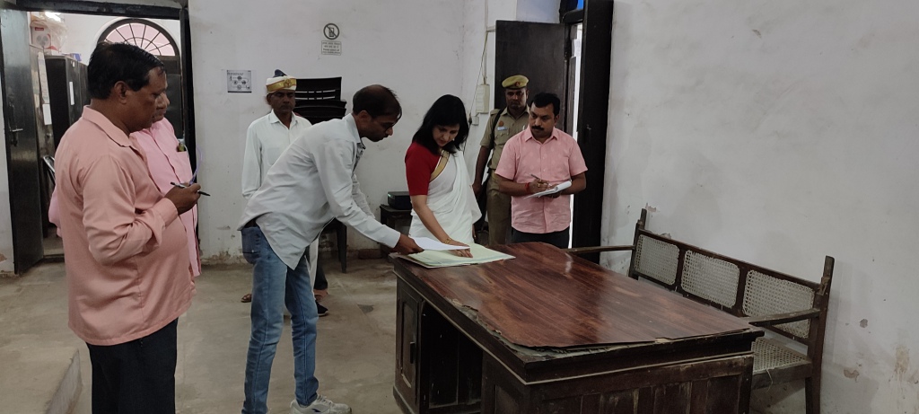 DMBahraich's tweet photo. जनपद के अधिकारियों एवं कर्मचारियों की कार्यालय में समय से उपस्थिति का जायजा लेने के उददेश्य से डीएम सहित सीडीओ, एडीएम व डीडीओ ने 22 कार्यालयों का किया औचक निरीक्षण। कार्मिकों को समयबद्धता का पालन करने के दिये गये निर्देश। @CMOfficeUP @ChiefSecyUP @UPGovt @InfoDeptUP https://t.co/1TjNBFq5lN