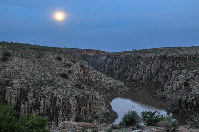 #BuenasNoches San José de Gracia, #PuebloMágico de #Aguascalientes.

Si eres de hermosos paisajes y adrenalina pura, visita #BocaDeTúnel, imponente cañón con 13 puentes colgantes, tirolesas de hasta 120 metros, zonas de rapel, paseos en lancha y a caballo.

¡Tienes que vivirlo!🙋