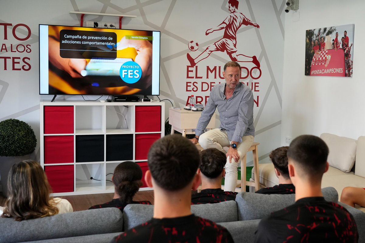 Fundacion1890's tweet photo. 🗣️ @pgaguado y la @CanteraSFC juntos hablando de la prevención de adicciones en adolescentes como parte del #ProyectoFES que @JuegoSostenible está llevando a cabo con la @AndaluciaJunta.
ℹ️https://t.co/Mh4hi6Ja4t
#NuncaTeRindas #FundaciónSevillaFC https://t.co/NA56uCt0u8