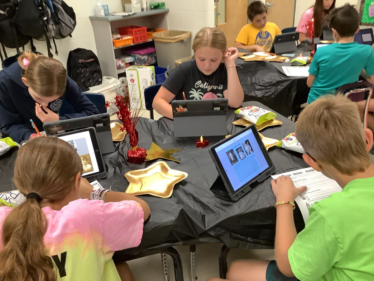 jkapsaskis's tweet photo. Celebrating my amazing writers with a Hollywood room transformation and popcorn! 🌟 #osd135 @hpointschool https://t.co/XuT1GCiGuk