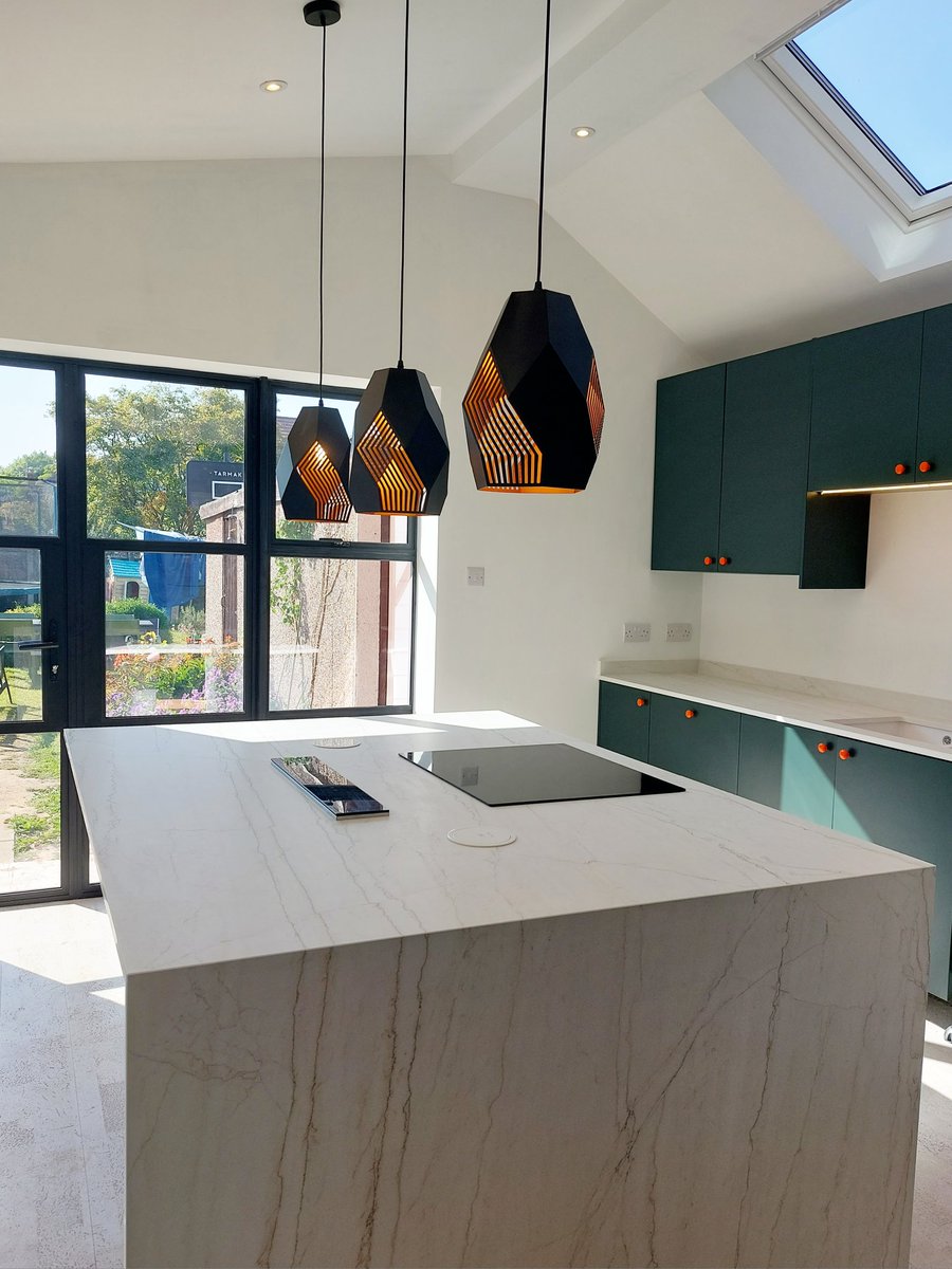 pickerchu's tweet photo. Big day at #ProjectChezThomasPickering; the @GrupoCosentino @Dekton worktops are in. 

LOVE how the grain follows through the fold 💚🤍.

Cheers @CosentinoClaire for all your help 👊😎

Top install by Melrosa Marble &amp; Granite 👏👏👏 https://t.co/r67AGXitvW