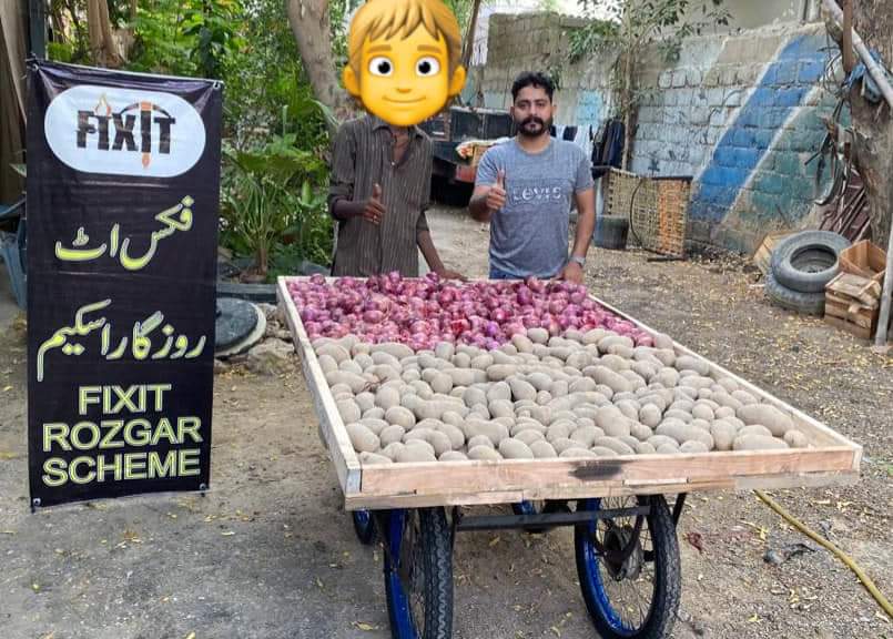 SadaqatFixit's tweet photo. اشفاق جب  12 سال کا تھا تو ایکسیڈنٹ میں اپنی ٹانگ  کھو دی اور آج الحمدللہ فکس اٹ نے اس کو روزگار کروا دیا ۔
#FixitRozgarScheme https://t.co/gHoIYokcE9