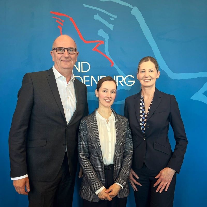 Nora Schmidt-Kesseler (@schmidtkesseler) on Twitter photo Brandenburg sagt JA zum Industriestrompreis und zu mehr Tempo bei Genehmigungsverfahren! Sehr gute Diskussion heute beim Industriegipfel mit MP Woidke und Wirtschaftsminister Steinbach! <a href="/joergstb/">Jörg Steinbach @joergstb.bsky.social</a> <a href="/Nordostchemie/">Nordostchemie-Verbände</a> <a href="/chemieverband/">VCI</a> Brandenburg sagt JA zum Industriestrompreis und zu mehr Tempo bei Genehmigungsverfahren! Sehr gute Diskussion heute beim Industriegipfel mit MP Woidke und Wirtschaftsminister Steinbach! <a href="/joergstb/">Jörg Steinbach @joergstb.bsky.social</a> <a href="/Nordostchemie/">Nordostchemie-Verbände</a> <a href="/chemieverband/">VCI</a>