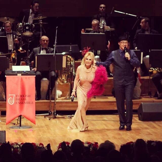 Bir döneme damgasını vuran, kantonun kraliçesi Nurhan Damcıoğlu vefat etti.
Bir kültürü çağının ötesine taşıyan sanatçı Nurhan Damcıoğlu'na rahmet dilerim.
Damcıoğlu ailesinin ve sevenlerinin başı sağolsun.