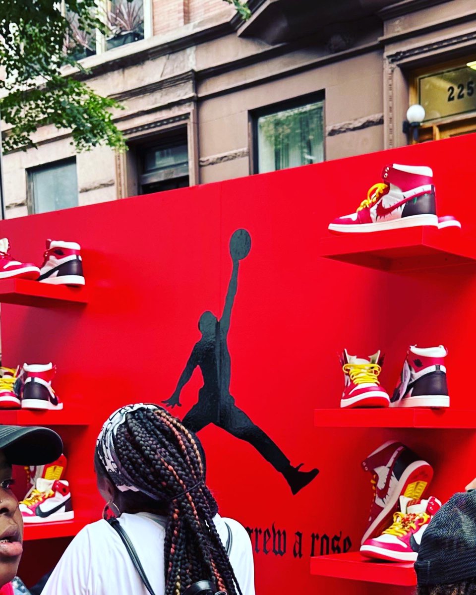 meguminy's tweet image. NYのアーティストは地元貢献　#givebacktocommunity が徹底してる。 #jordan1  #teyanataylor コラボによるスニーカードロップ。
ハーレムでブロックパーティスタイルで、DJやフードトラックも色々きてた。すごい人で近づけず遠くからだけど赤いハットがティアナ。うちの近所の出身だったみたい