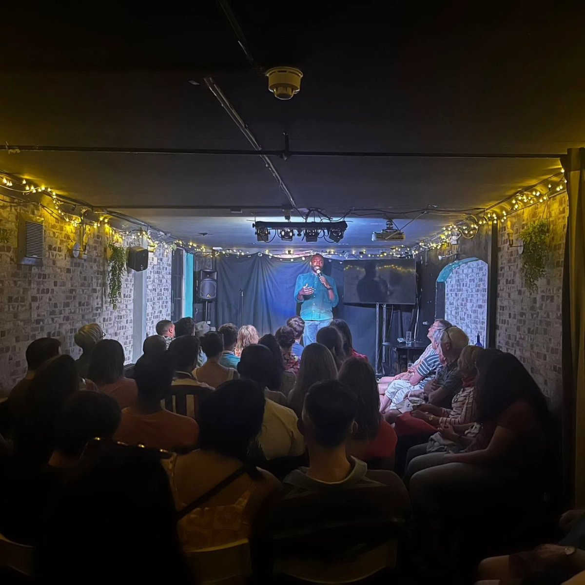 kwamedy's tweet photo. A huge HUGE thank you to the people who chose packing-out my @brightonfringe tour show over a sunny day on the beach! 🥰🏖️🌞
(I don't understand you, but boy am I grateful!! 🙏🏿 😇🤣)
Next stop on the tour ---> BERLIN 🇩🇪
#InStitches https://t.co/HGyM6iC8sP