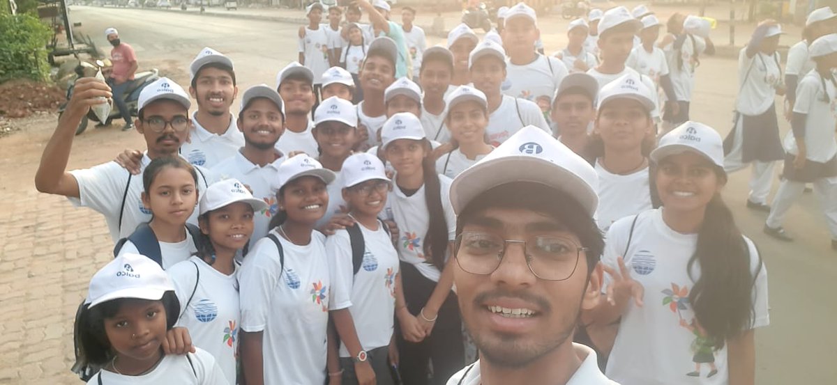 GECR_NSS's tweet photo. NSS, GECR volunteers participated in 3 km #Walkathon from Pt. R. D. Tiwari Govt. School Raipur to Dindayal Upadhyay Auditorium on account of #WorldEnvironmentDay2023 
Through this Walkathon, volunteers gave the message to save environment and opt for #SustainableDevelopment. https://t.co/YbvUcAamGg