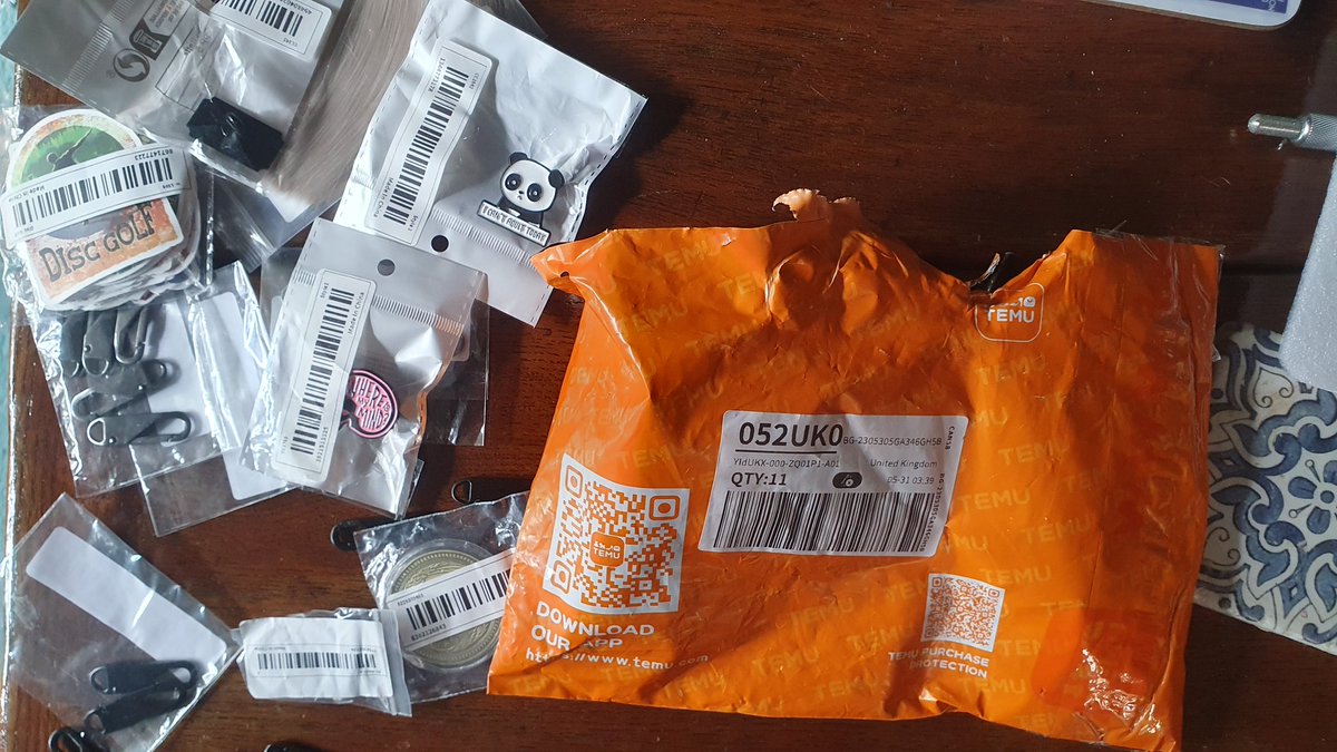 I thought I would try TEMU to see if they accounted for VAT. My order arrived and so did a second one containing numerous Zipper tags, disc golf cards(?)a bag of hair, a strange coin, a panda badge and a badge which says 'where is my mind?'. Are they trying to tell me something?