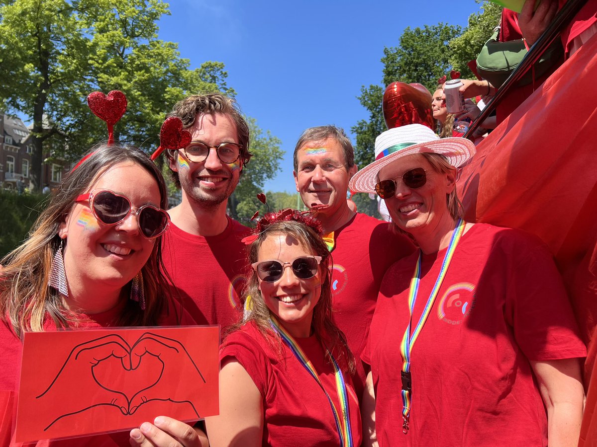 #AboutLastSaturday 🏳️‍🌈

Gedeputeerde <a href="/RobvanMuilekom/">Rob van Muilekom</a> en commissielid <a href="/Rik_Dekker/">Rik Dekker</a> voeren mee tijdens de Utrecht Canal Pride.

Rik: "Wat was <a href="/UtrechtPride/">Utrecht Pride</a> weer mooi dit jaar! Geweldig weer, prachtige sfeer en een super feest!" 🏳️‍🌈🏳️‍⚧️❤️