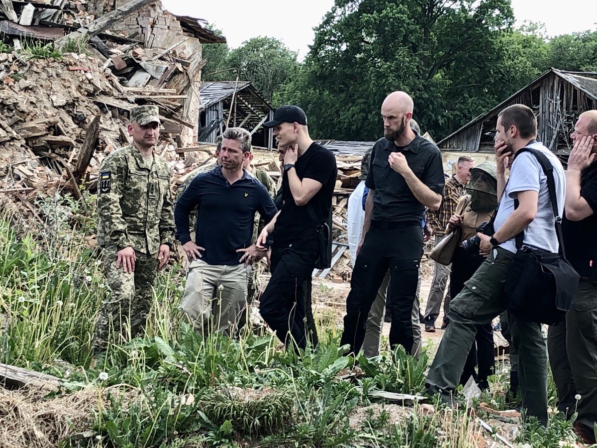 CarlOskar's tweet image. Vi befinner oss på en hemlig plats där soldater tränas för kriget. Sveriges försvarsminister Pål Jonson och jag är på plats i Ukraina. Det här är min berättelse, del 1 av 3.

Temperaturen i sandgropen vi klivit ner i närmar sig 30 grader. De ukrainska knotten är stora som…