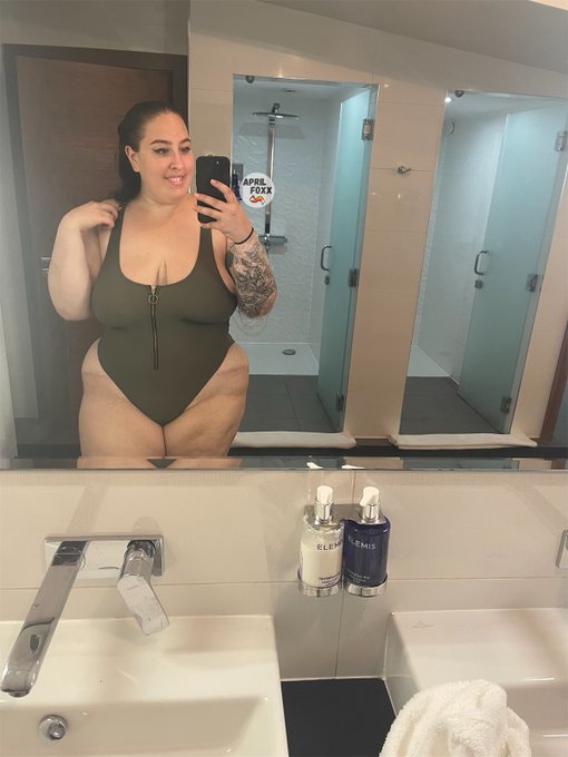 Swimming time? 
Or time for new ? photos? https://t.co/7RJEvWxIa8