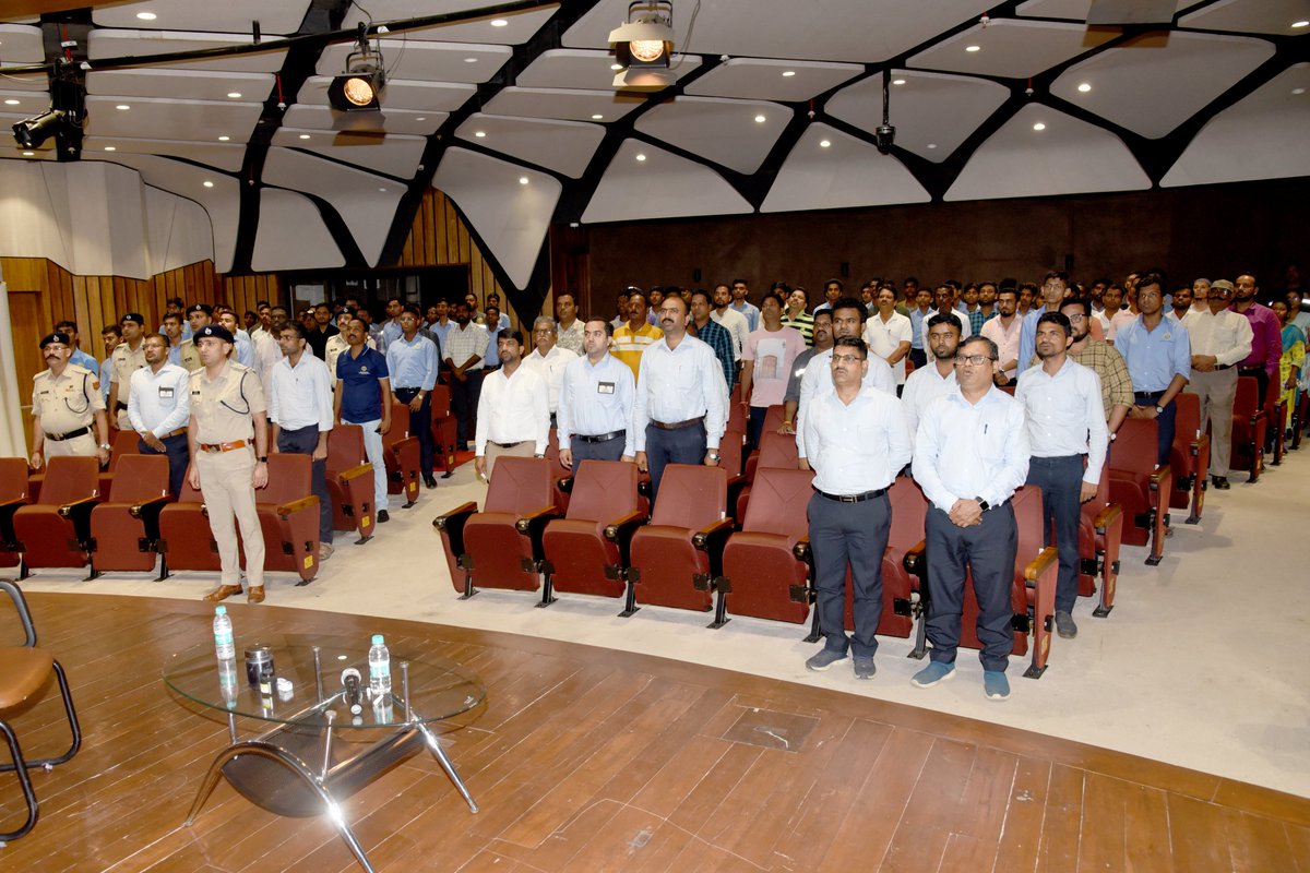 #MDL employees pledges to make all possible changes to conserve the environment for sustainable future. Pledge was administered by Mr Sanjeev Singhal CMD. Training session on LiFE awareness was also organized #SustainableLiving #MoD #RMOIndia #MissionLiFE