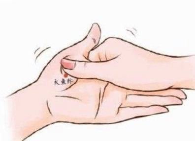 KochiMethod24's tweet photo. If you feel compression in your chest or short of breath in low pressure, cloudy weather or on rainy days, you should try using shiatsu on an area at the thumb joint.

*Please use image as reference
This location helps with symptoms involving your heart☺️ https://t.co/PBpfvQHWTs