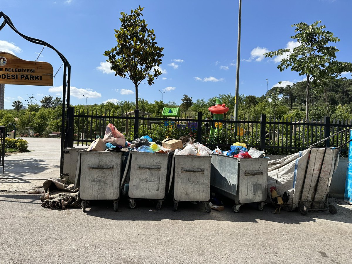 sevilerdeger's tweet photo. Çocuk parkının önünde çöp kutularının olması ne kadar doğru ? Bu kokuya neden maruz kalıyor çocuklarımız ? @MaltepeBelTr https://t.co/hOwoUuVUks