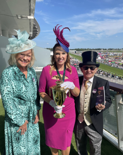 MDSG_eu's tweet photo. With Katrina Helmer from @derbymuseum and @KentuckyDerby and Jessica Morgan from @gotolouisville, we presented the Kentucky Derby winner's trophy (150th anniversary next year) at this year’s @EPSOMDerby meeting. Thank you @SueBarkerTennis and Willie Carson for this picture! https://t.co/Sn0rreNdZM