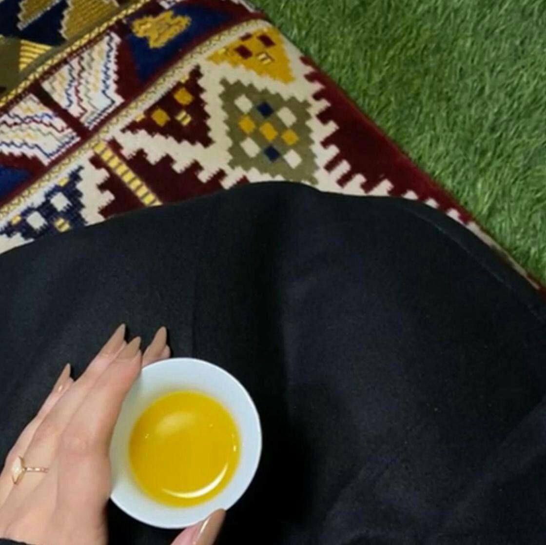 قد شبعت من الموادعَ وجزت من الغرام
و اعتزلت الحب كله و هملّت النديم

بس ذا اليومين مذهبّ عيوني ما تنام
كنّها عادت على حالة العشق القديمَ  .
#الثلاثاء_يوم_هلالي