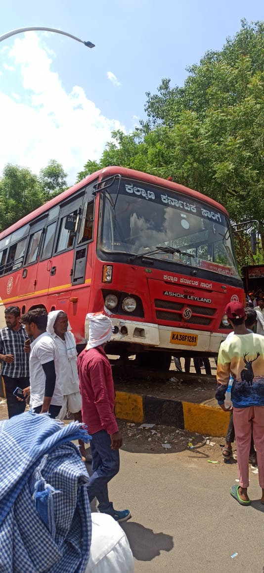 bidarcity's tweet photo. ಊರಿಗೆ ಬಸ್ ಇಲ್ಲವೆಂದು ಸಾರಿಗೆ ಬಸ್ ಚಲಾಯಿಸಿಕೊಂಡು ಹೋದ ಭೂಪ
**BREAKING NEWS*
https://t.co/eHDNRTvaZh
Share to Maximum
--
#ksrtc #bidarnews #karnatakanews #envirnoment #drinkdrive #busrobbery
JOIN as REPORTER & PUBLISH NEWS Instantly..
+91 8748888103 https://t.co/kKVT2SNHBE