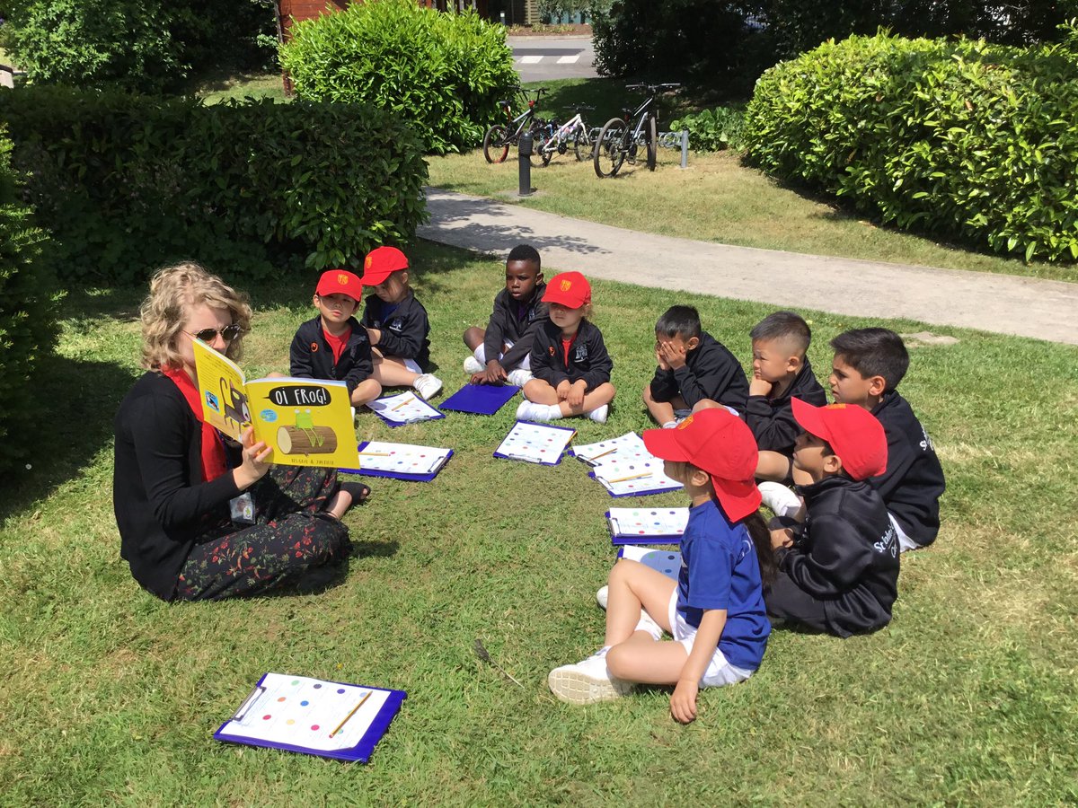 What a beautiful afternoon for a story in the sun. 😎 #SJCR5 loved the story of ‘Oi Frog!’ 🐸 Lots of lovely rhyming words! #SJCInfants #SJCFamily #SJCFromTheHeart