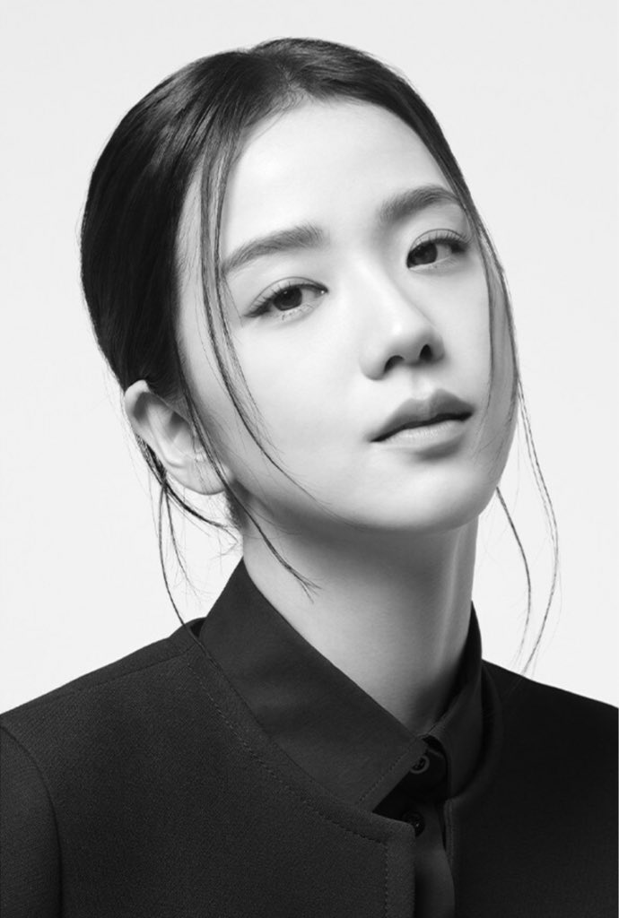 sooyakins's tweet photo. Today's #ChuStory is a little bit special-- as I feel like a princess without a crown, thanks to Dior who never fails to spoil me. I am beyond grateful for the chance to re-image the iconic Lady Dior with #DiorLady9522 by Maria Chiuri. https://t.co/HokyPhjEAY