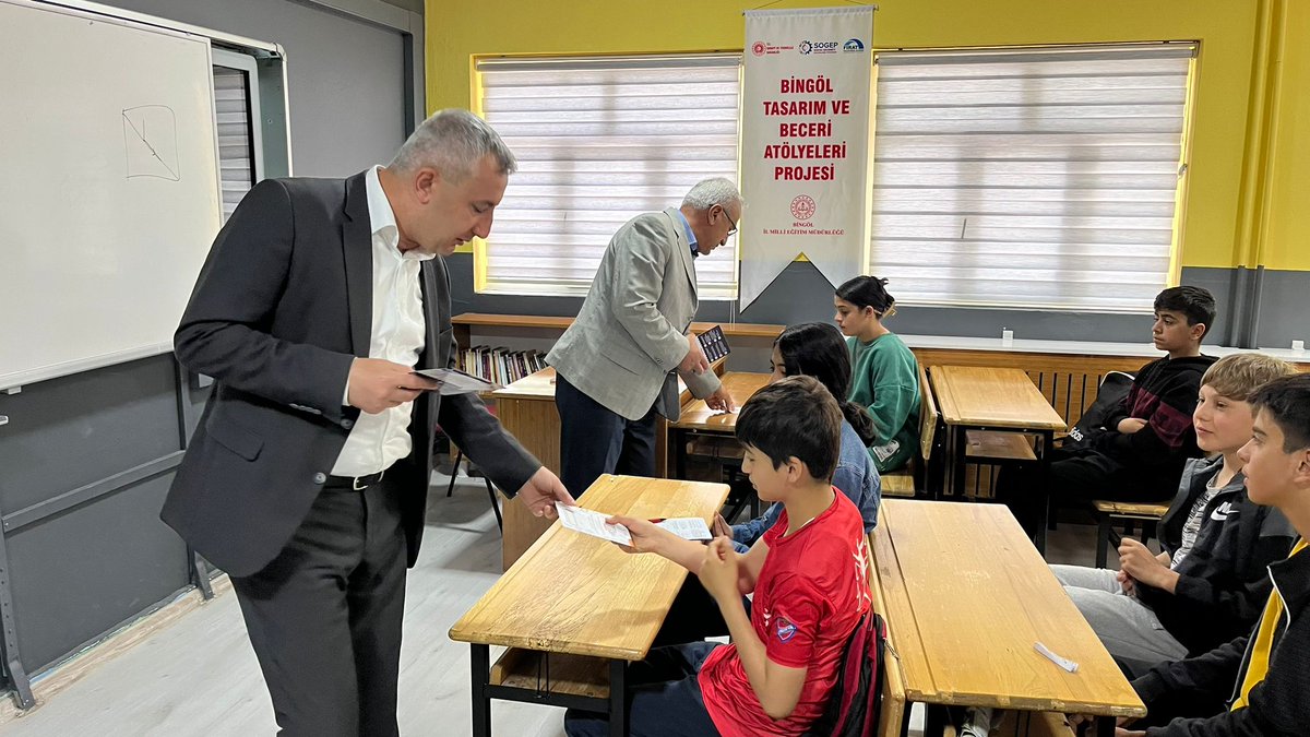 kigimem12's tweet photo. Üsküdar Belediyesi tarafından gönderilen, online Sınavlara Hazırlık kitleri ve kitaplar, Kaymakamımız Sn Muhammet İKİS le birlikte, Öğrencilerimize dağıtıldı. Katkılarından ötürü Sn Kaymakamımıza ve Belediye Bşk Sn Hilmi TÜRKMEN e teşekkür ederiz. 
@KigiKaymakam 
@hilmiturkmen34 https://t.co/PaLrqFpDrx